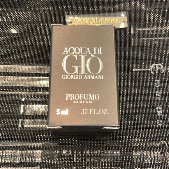 [FREE] Giorgio Armani intense velvet lip color w/ makeup case - Picture 3 of 5